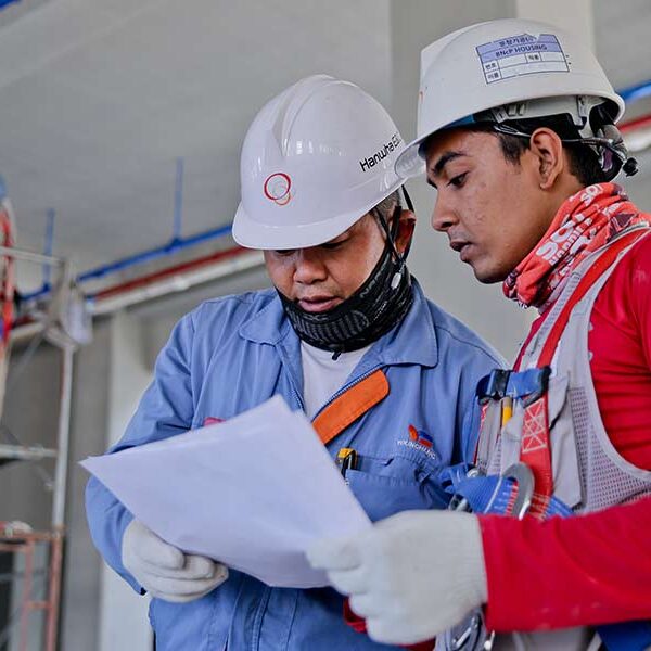 900x600workers